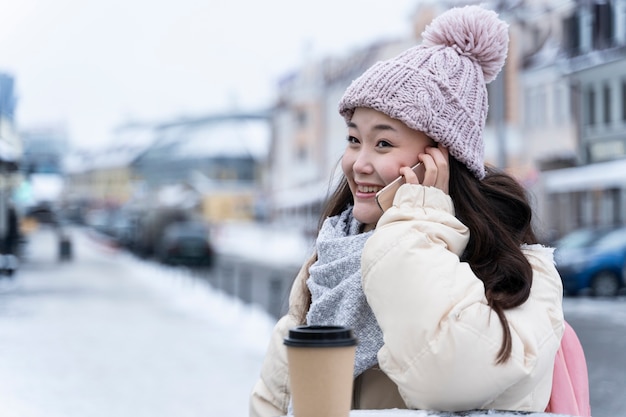 Giovane donna che viaggia per la città