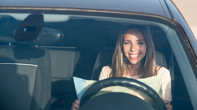 covidなしで旅行する若い女性