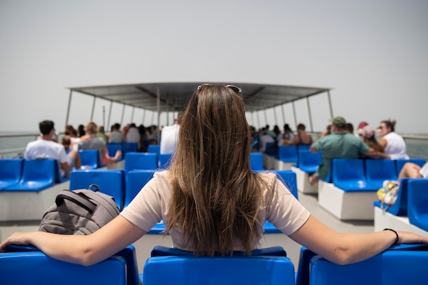 Foto gratuita giovane donna in viaggio senza covid