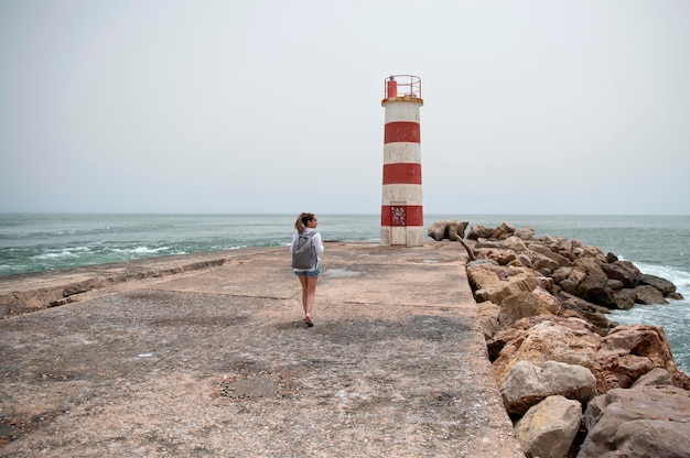 Giovane donna in viaggio senza covid