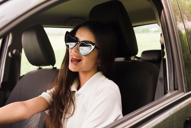 Giovane donna in un viaggio in auto