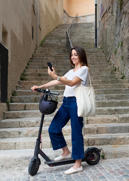 無料写真 エコスクーターを使用して若い女性