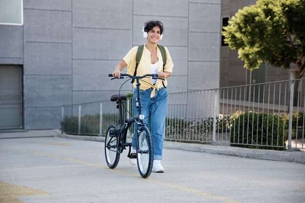 Молодая женщина, используя свой складной велосипед