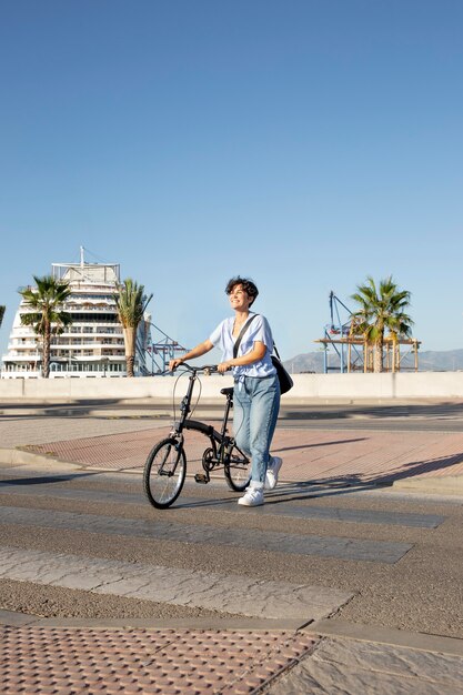 折りたたみ自転車を使用している若い女性