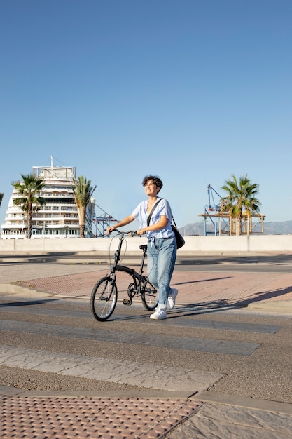 折りたたみ自転車を使用している若い女性