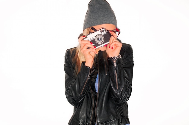 Молодая женщина, используя ее ретро-камеру