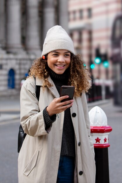 市内でスマートフォンを使用している若い女性