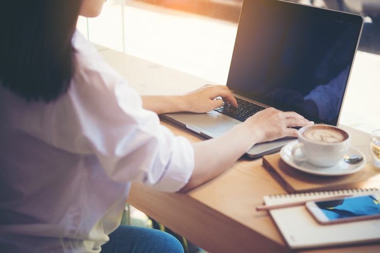 無料Photo ラップトップコンピューターを使用して若い女性