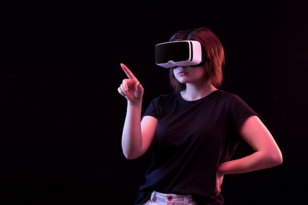 VR 안경을 사용하는 젊은 여자