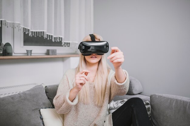 VR 안경을 사용하는 젊은 여자