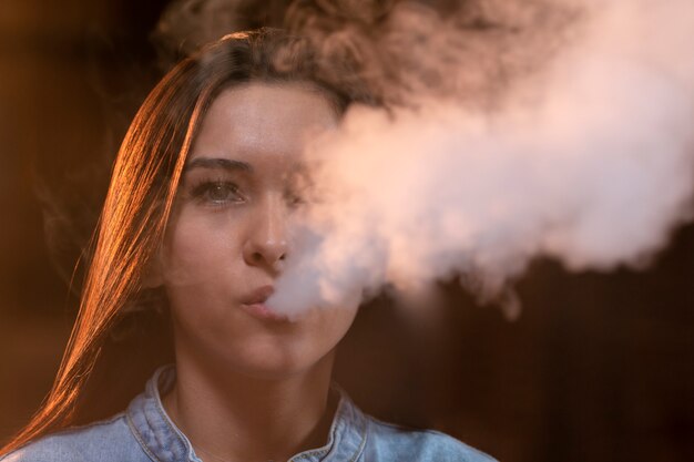 バーで水ギセルからvaping若い女性