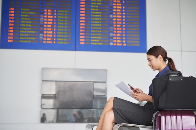 Foto gratuita giovane donna che aspetta nell'aeroporto