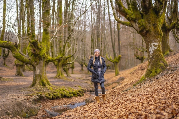 Gorbea Bizkaia Basque Country 자연 공원의 Otzarreta 숲에서 산책하는 젊은 여성 무료 사진