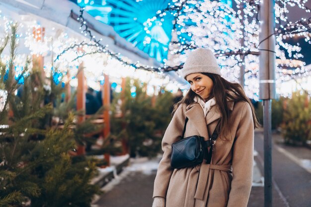 木と市場の上を歩く若い女性