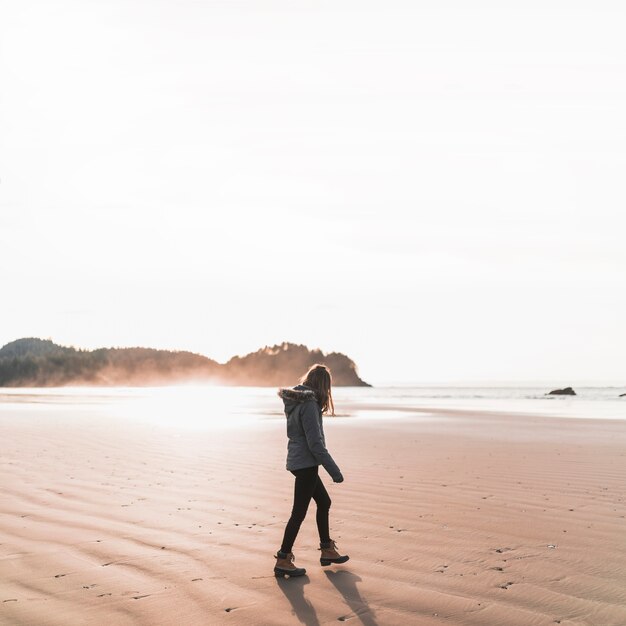 海の近くを歩く若い女性