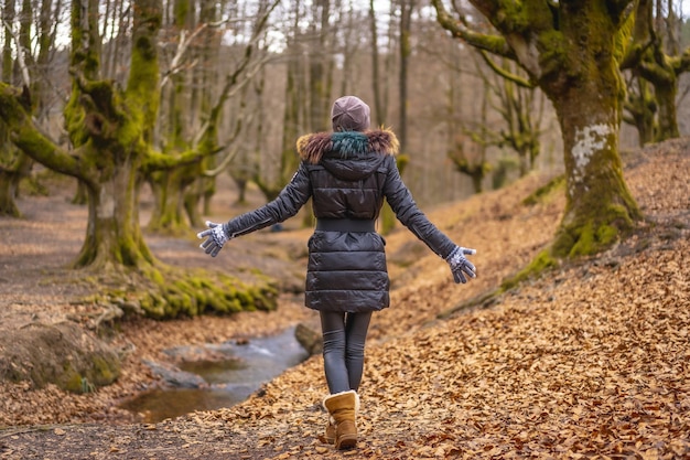 Bizkaia, Basque Country Gorbea의 자연 공원에 있는 Otzarreta Forest에서 걷는 젊은 여성