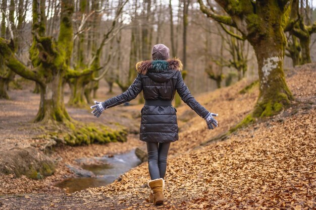 Bizkaia, Basque Country Gorbea의 자연 공원에 있는 Otzarreta Forest에서 걷는 젊은 여성