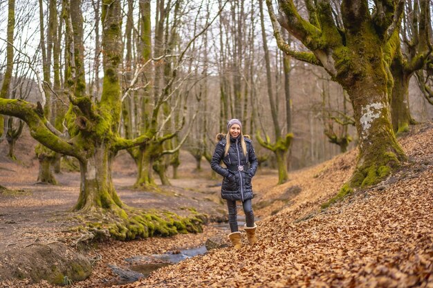 Gorbea Bizkaia Basque Country 자연 공원의 Otzarreta 숲에서 산책하는 젊은 여성