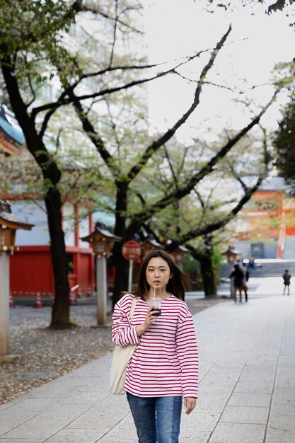 동네를 걷는 젊은 여성