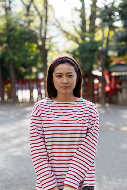 Free photo young woman walking through the neighborhood