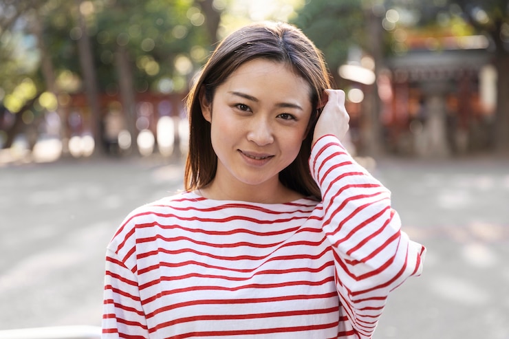 無料Photo 近所を歩く若い女性