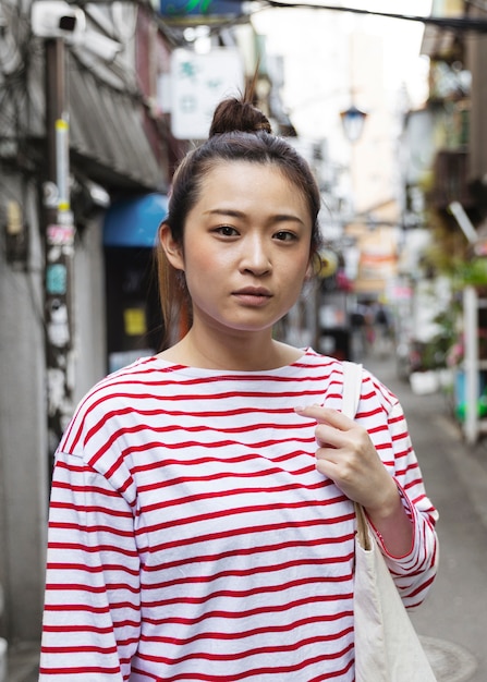 Free photo young woman walking through the neighborhood