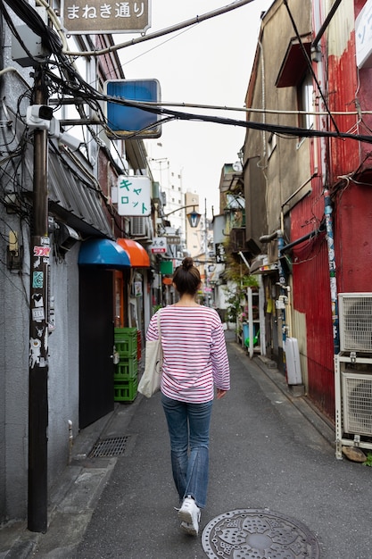 近所を歩く若い女性