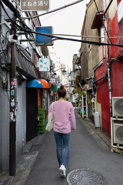 동네를 걷는 젊은 여성