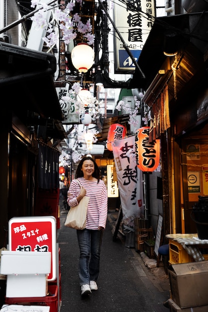 Free photo young woman walking through the neighborhood