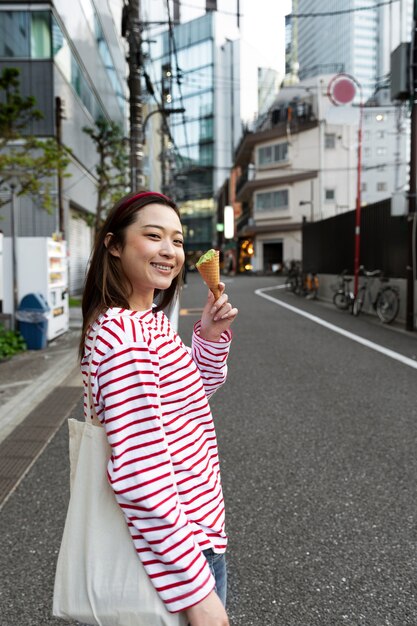 近所を歩く若い女性