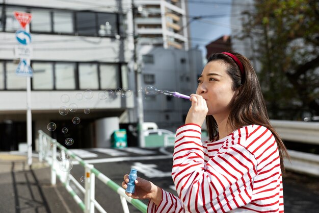 近所を歩く若い女性