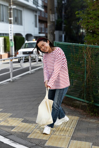 무료 사진 동네를 걷는 젊은 여성