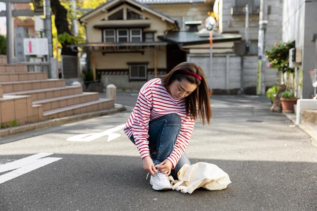 無料写真 近所を歩く若い女性