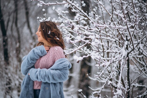 冬の公園を歩いて若い女性