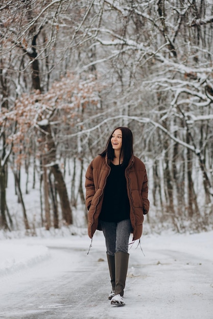 겨울 공원에서 산책 하는 젊은 여자
