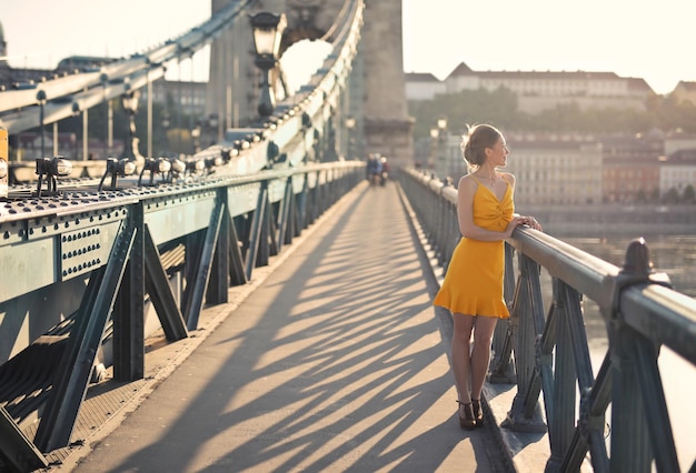 若い女性がブダペストの橋を歩く