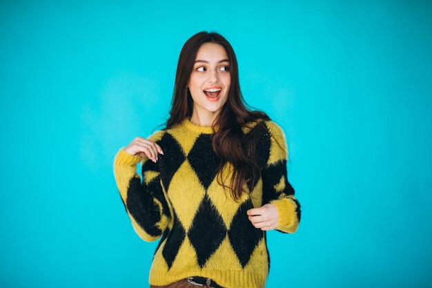 暖かいセーターの若い女性