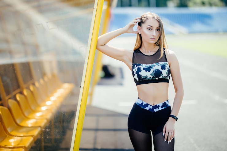 無料Photo スタジアムの椅子で地球温暖化の若い女性。