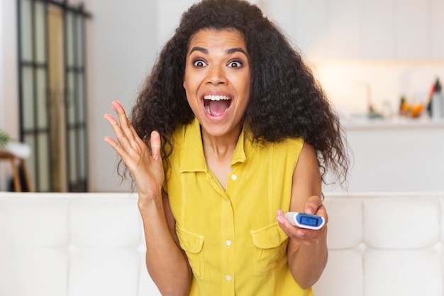 Free photo young woman watching the tv