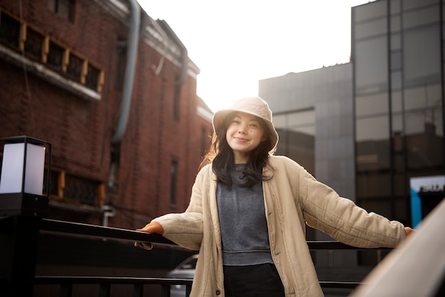 街でバケツ帽子をかぶった若い女性