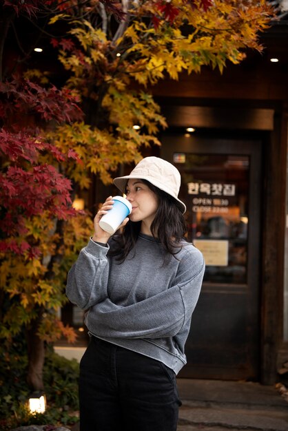 街でバケツ帽子をかぶった若い女性