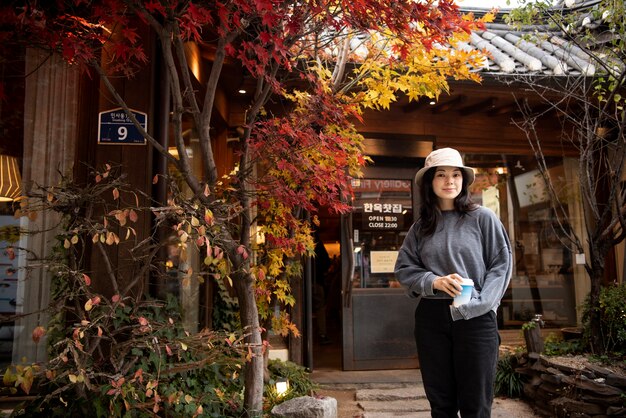 街でバケツ帽子をかぶった若い女性