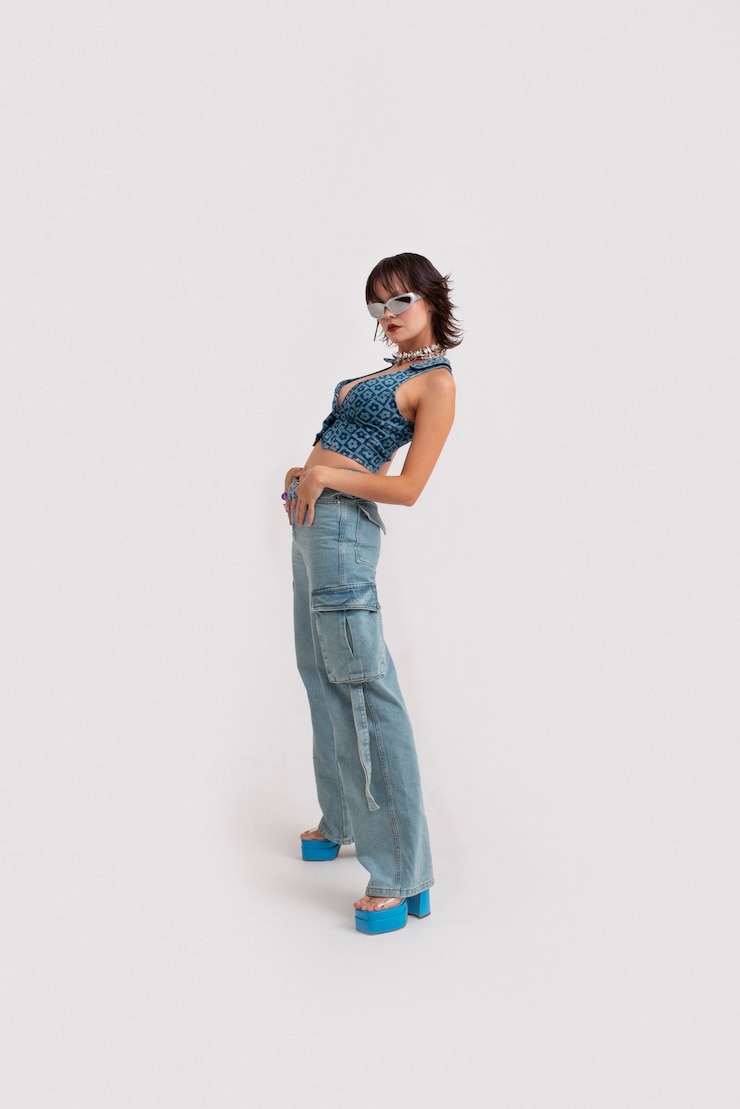 무료 Photo 2000년대 패션 스타일의 옷을 입은 젊은 여성