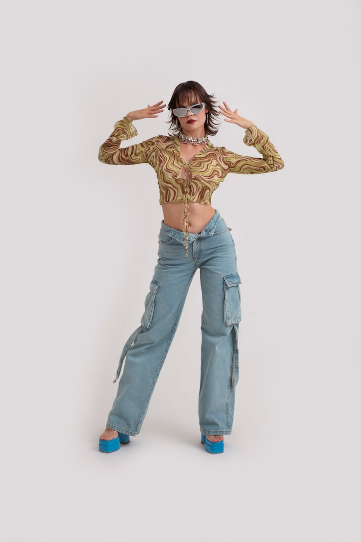 免費 Photo 年輕女性穿著 2000 年時尚風格的衣服