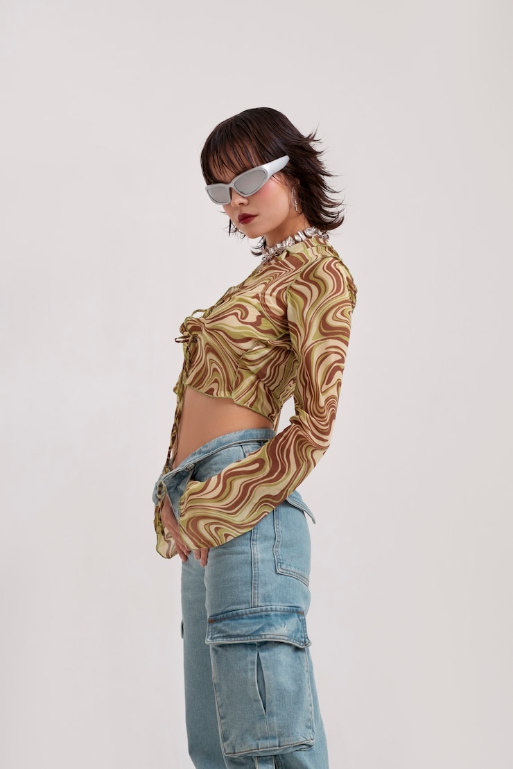免費 Photo 年輕女性穿著 2000 年時尚風格的衣服