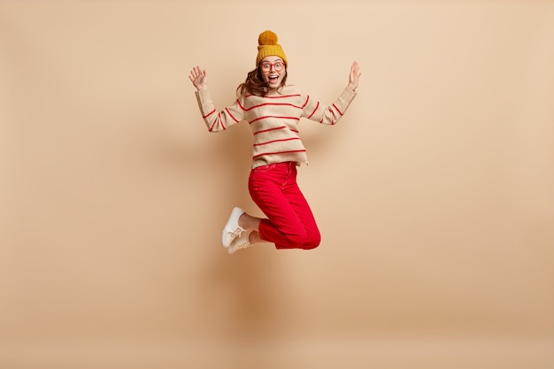 Free photo young woman wearing colorful clothes