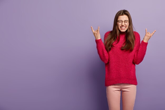 Young woman wearing colorful clothes