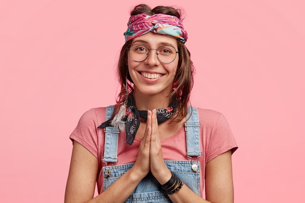 Free photo young woman wearing colorful headband and denim overalls