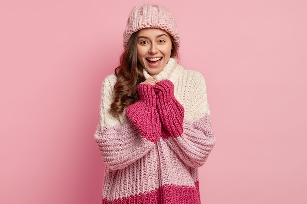 Foto gratuita giovane donna che indossa abiti invernali colorati