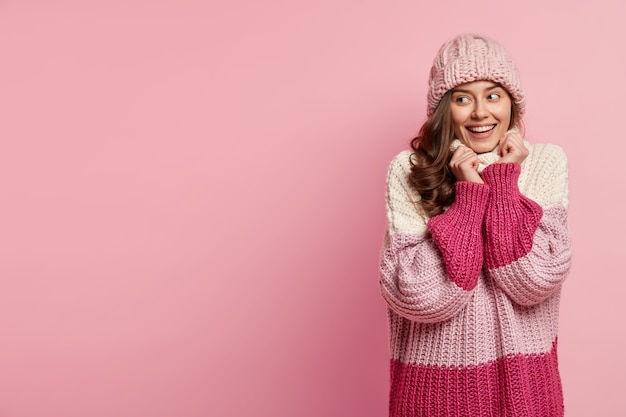 Giovane donna che indossa abiti invernali colorati